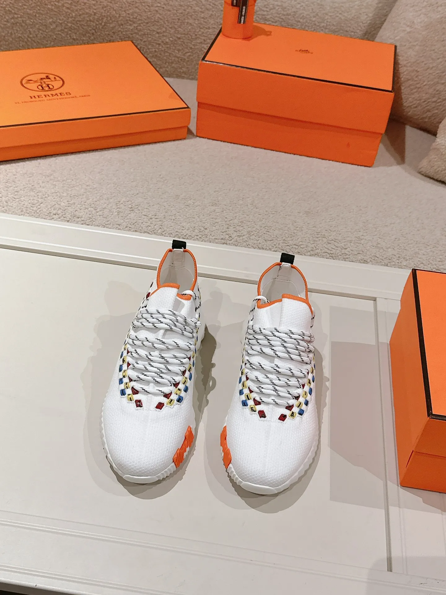 Men's shoes 💰600💰 Hermes top version # Hermès H family classic couple's casual sports shoes Couple's casual sports dad shoes combine high-tech canvas and suede goatskin, and are decorated with an exaggerated "H" letter on the rubber sole. The italic design and bright colors show vitality and continue the brand's design inspiration. Stroll around the city lightly and feel free and comfortable. Exquisitely packaged at the delivery counter 🛍📦 Fabric: Original special material and cow suede Lining: Customized breathable mesh Outsole: Open-molded TPU + rubber foam material Bottom thickness: 3CM Size: 35-45